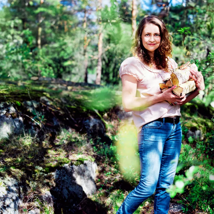 Henna Helmenmaa on metsätieteiden tohtori ja viettänyt lapsesta asti paljon aikaa metsissä. Silloinkin, kun hän uupui töissä, hän löysi voimaa palautumiseen juuri metsistä. Pari vuotta sitten hän julkaisi omiin kokemuksiinsa ja tutkimustietoon perustuvan kirjan Metsän hoitava syli (Viisas Elämä, 2022).