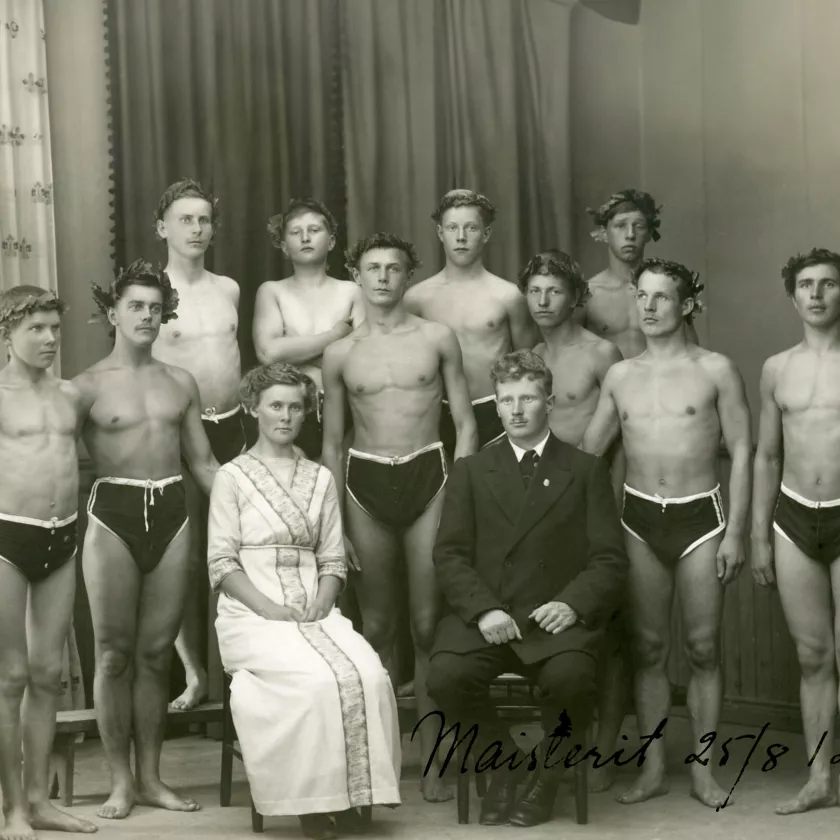 Uimamaisterit poseeraavat ryhmäkuvassa yllään uimahousut laakeriseppeleet.