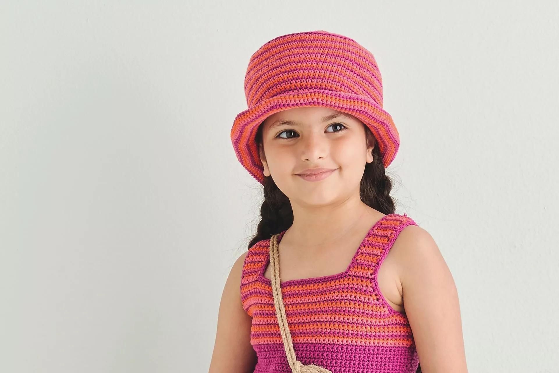 Lasten virkattu hattu tehdään kiinteillä silmukoilla puuvillasekoitelangasta.
