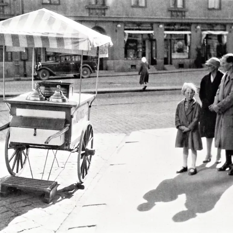 Italialaisten maahanmuuttajien loihtima jäätelö hurmasi helsinkiläiset. Kuva vuodelta 1928.