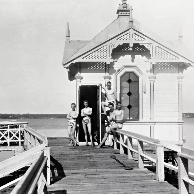 Nykyisin tiiviisti Helsinkiin liittyvä Lauttasaari tunnettiin aikanaan huvila- ja merenrantaparatiisina. Nämä komistukset paistattivat päivää 1910-luvulla.