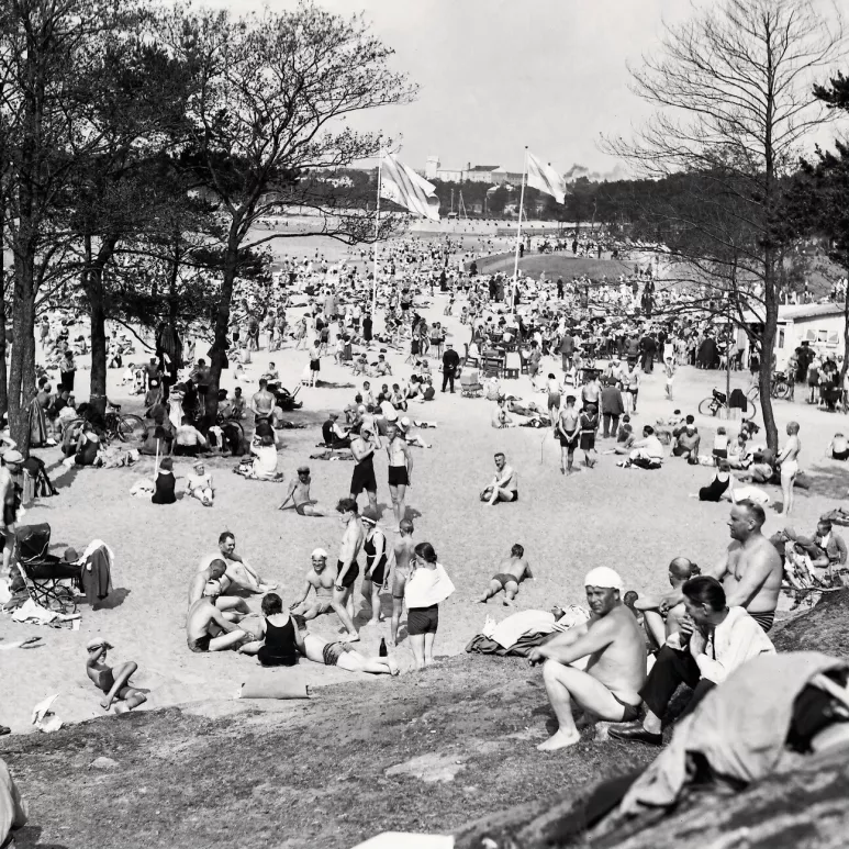 Helsingin Hietalahden uimaranta avattiin kesällä 1930, ja se sinkosi heti yleisön suosioon.