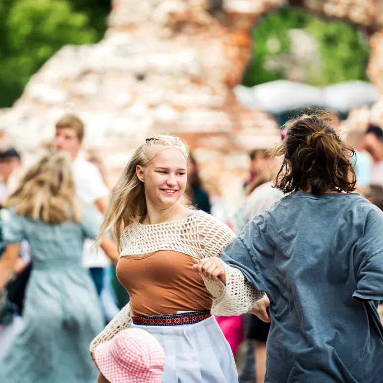 Viljandin kansanmusiikkijuhlat vetävät pikkukaupungin täyteen väkeä. 