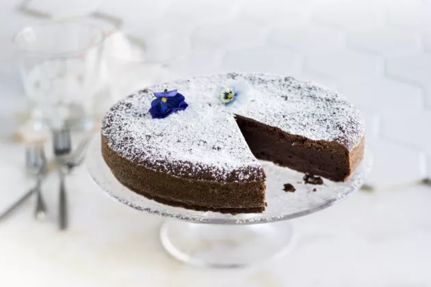 Ranskalainen suklaakakku on Vappu Pimiän yksi vanhimmista ohjeista.
