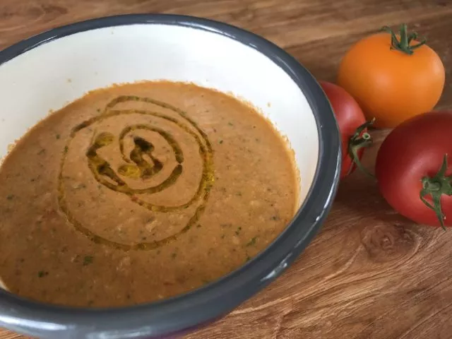 Kesän kypsistä tomaateista syntyy ihana kylmä keitto helteisiin.