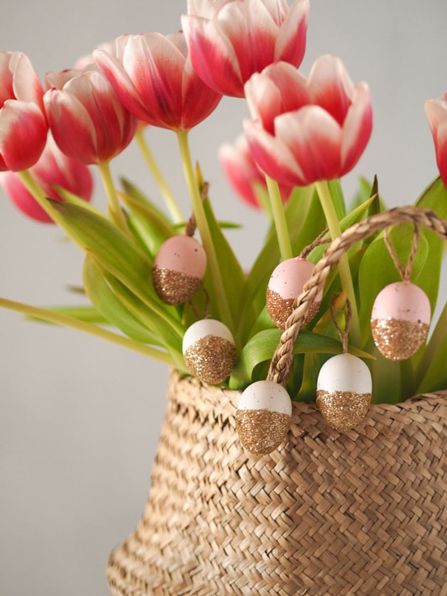 helppo diy-vinkki pääsiäiseen: tuunaa helposti söpöt kimalle pääsiäismunat