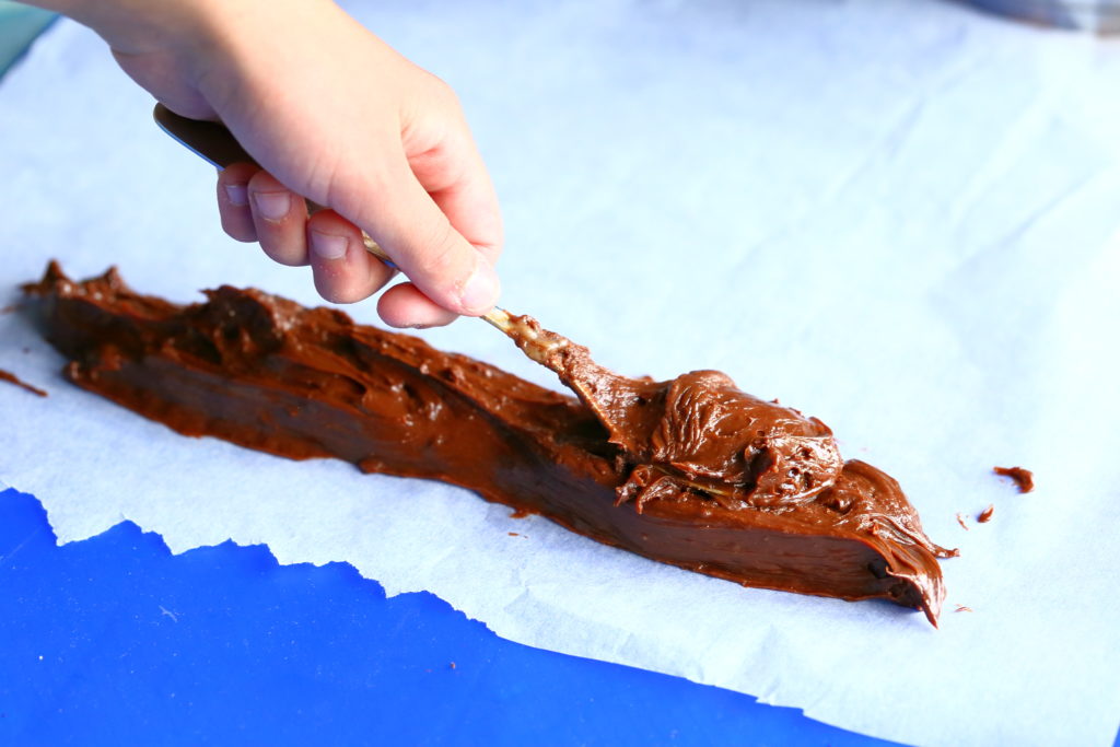Suklaafudgemassa levitetään leivinpaperin päälle