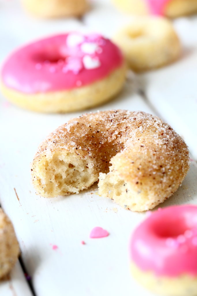 Kaneli-sokeri-kuorrutetut donitsit ovat helppoja ja nopeita tehdä