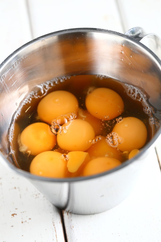Kymmenen munan gluteenittomaan sokerikakkupohjaan mitataan munat