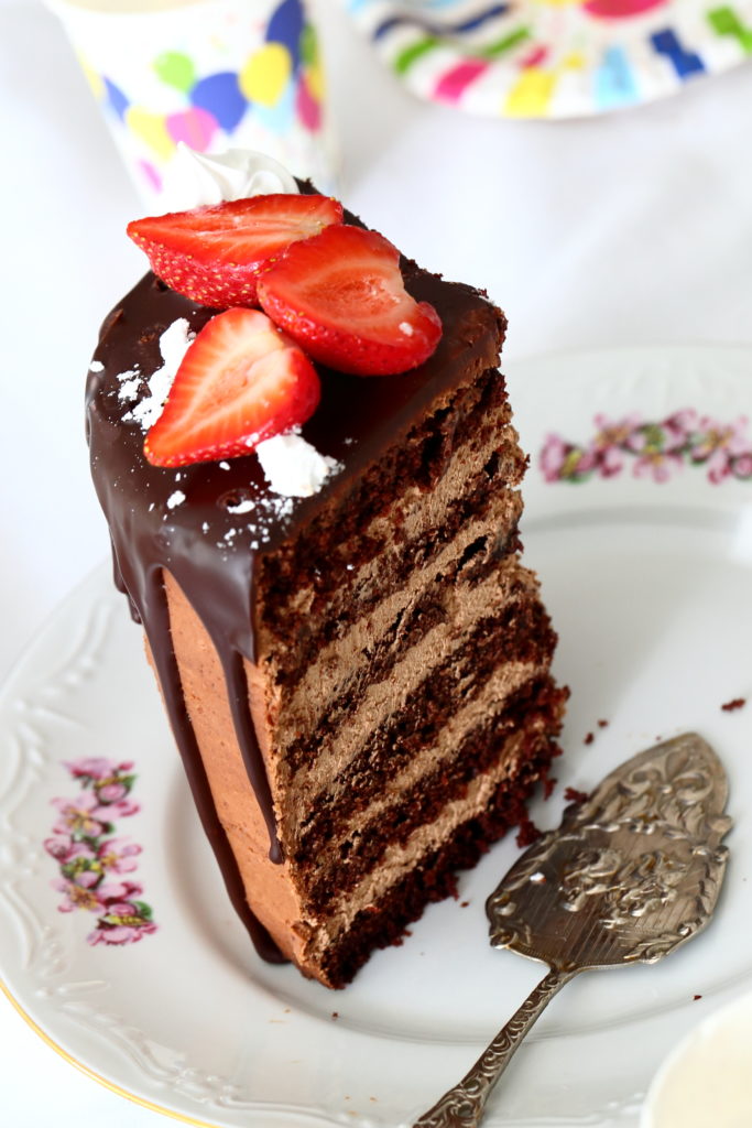 Suklaamousse täyte kakussa jossa useita kerroksia