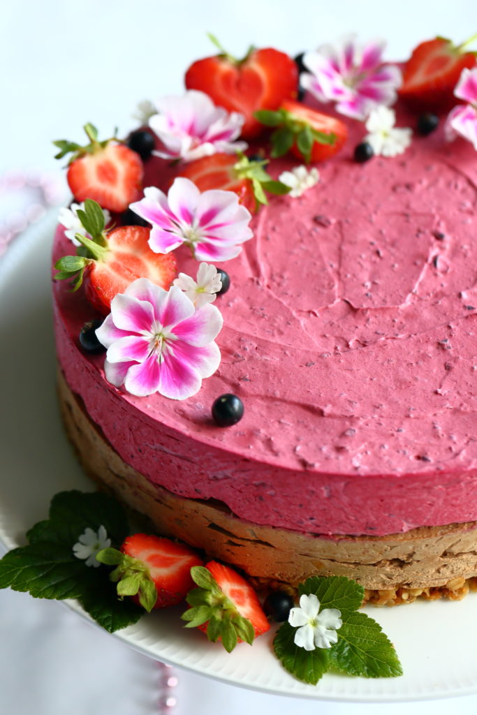 Kakku koristeltu syötävillä kukilla ja mansikoilla
