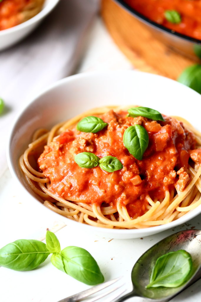 Tomaatti-jauhelihakastike spagetille on nopea ruoka