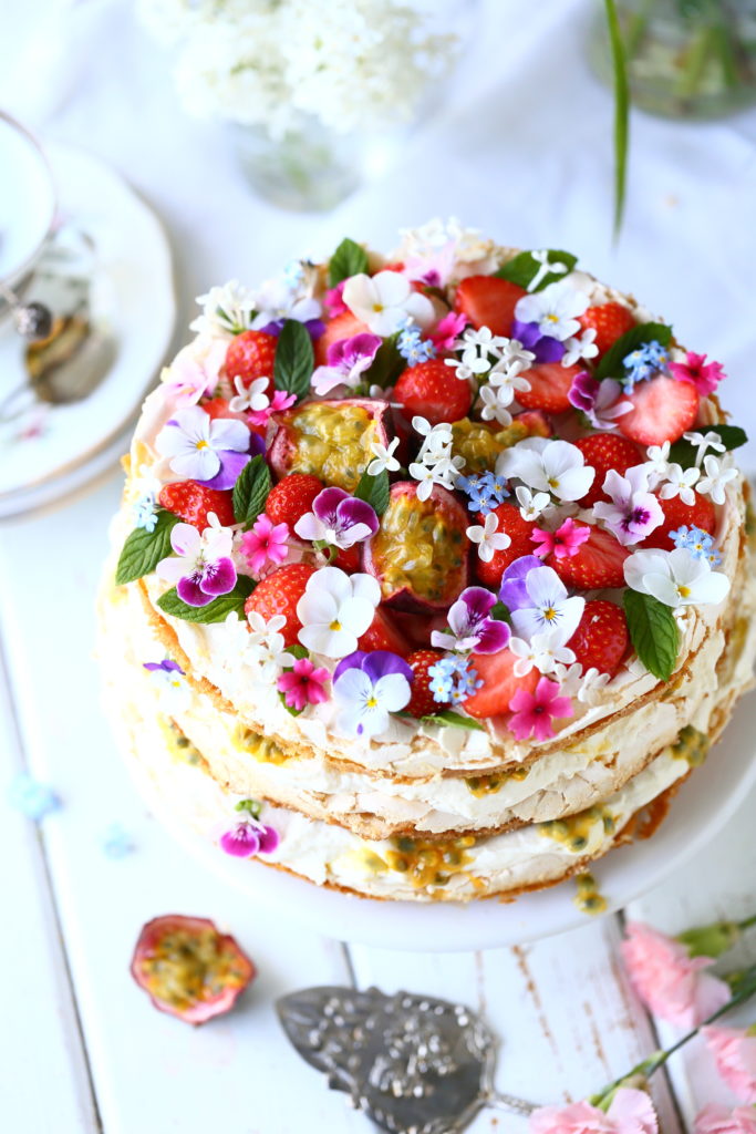 Kaunis kesäinen kakku on helppo koristella syötävillä kukilla