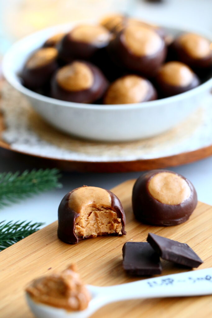 Pienet maapähkinävoi-suklaapallot