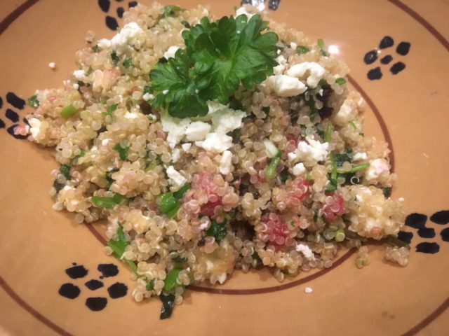Terveellisestä kvinoasta syntyy herkullinen salaatti.