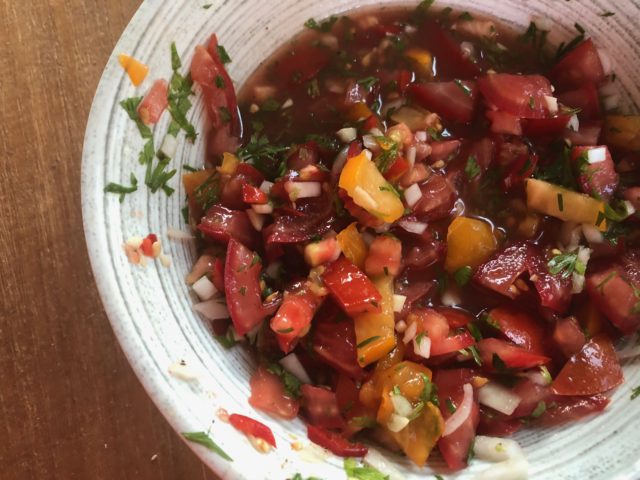 Kesän kotimaisista tomaateista syntyy täydellinen salsa.