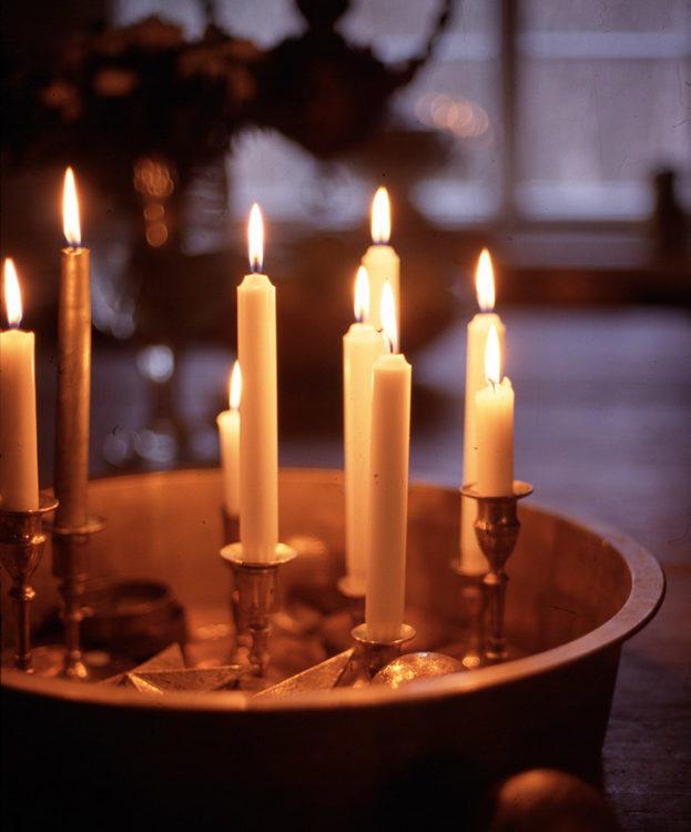 Etenkin jouluna paloturvallisuuteen kannattaa kiinnittää huomiota, koska kynttilöitä poltetaan paljon.