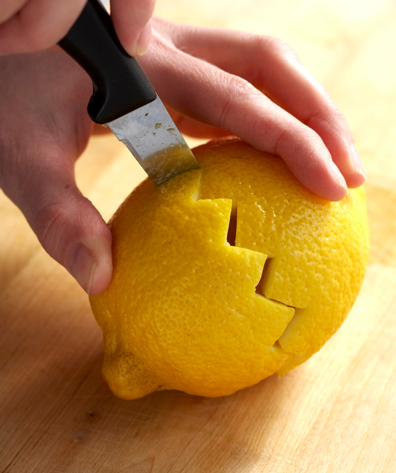 Sitruunan leikkaaminen koristeeksi voileipäkakkuun