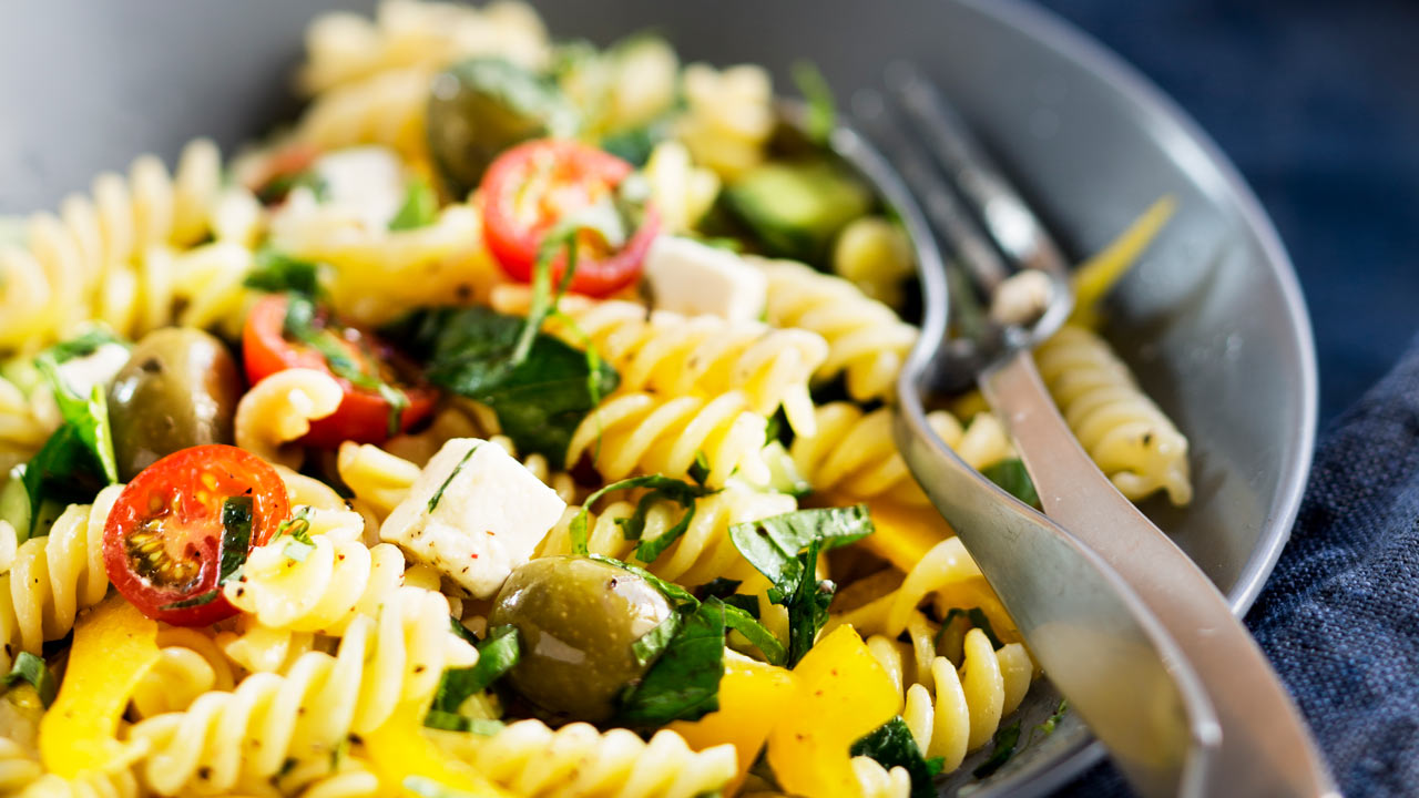 Kreikkalainen pastasalaatti – katso ruokaisan salaatin ohje! 