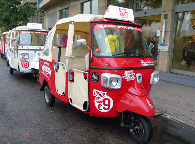 Punainen tuktuk Budapestissa