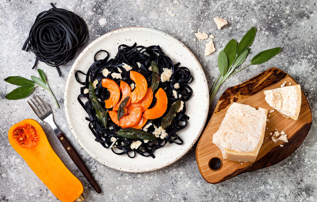 Mustaa spagettia ja paahdettua kurpitsaa – halloween