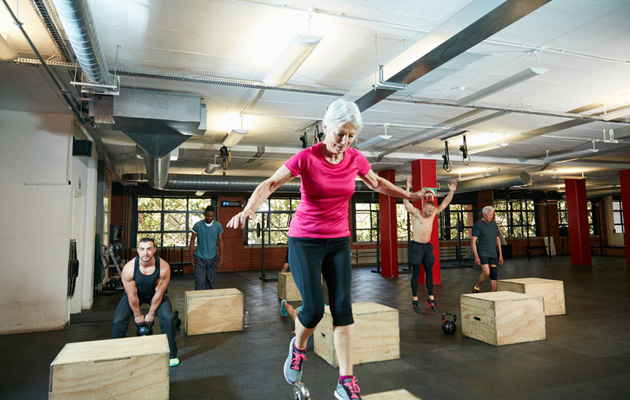 Iäkäs nainen treenaa step aerobic -tunnilla, osteoporoosin ehkäisy