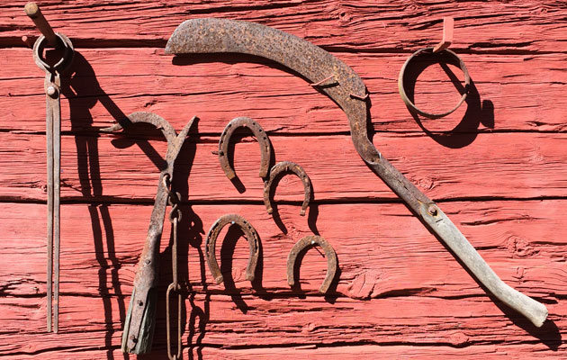 Työkaluja vajan seinällä Kustavissa
