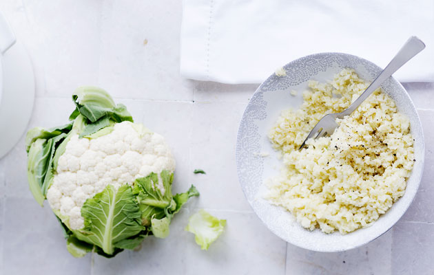 Gluteeniton kukkakaaliriisi toimii riisin tapaan lisukkeena.