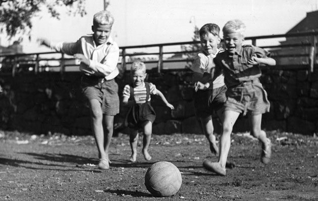 Lapset pelaa jalkapalloa 1940-luvulla.