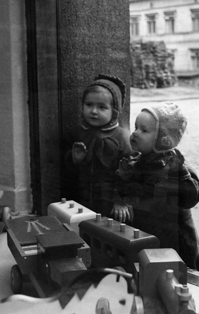 Lapset ikkunaostoksilla 1950-luvulla.