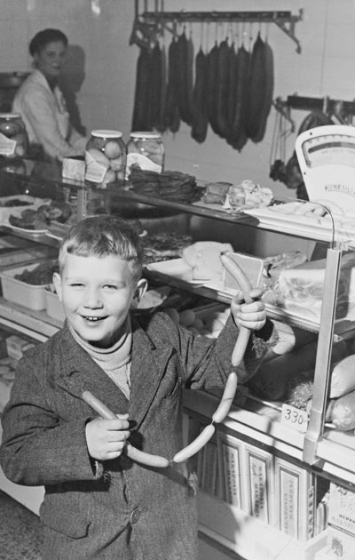 Poika makkaraostoksilla 1950-luvulla