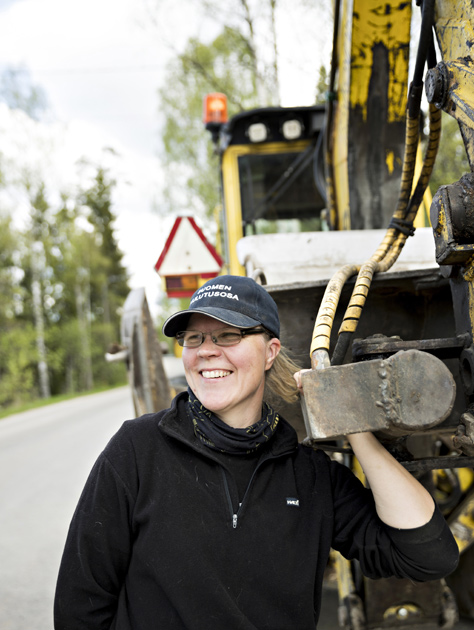 Mari Kilpiö ja traktori Kannuskoskella