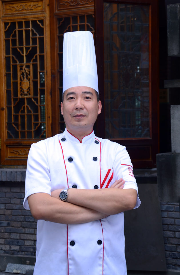 Kiinalainen kokki Zhao Yingbing Chongqingin kaupungista tekee hot pot ruokaa Turussa.