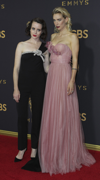 The Crown-sarjassa näyttelevät Claire Foy ja Vanessa Kirby.