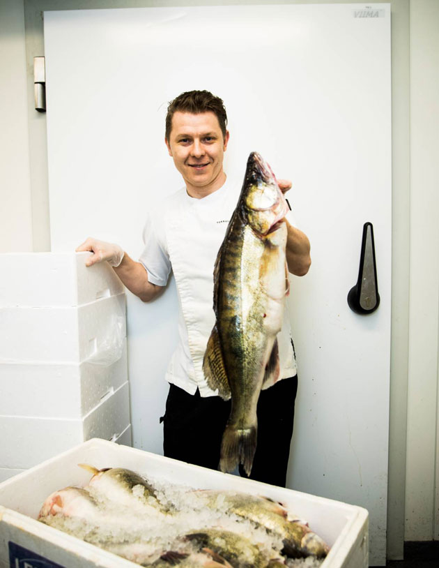 Karl Huttunen Tukkutorin kalasta tuntee tuoreen kalan.