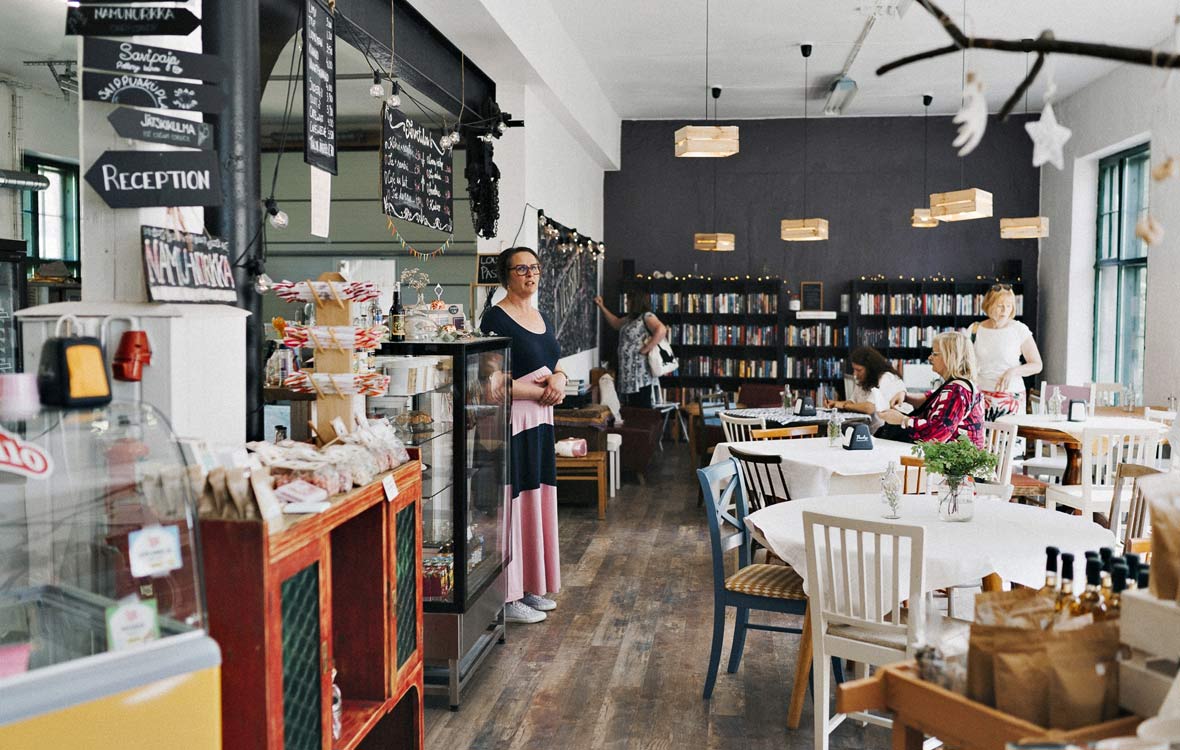 Café Mathildedalissa on myös pieni puoti ja kirjasto.