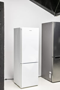 Tekniikan Maailman jääkaappipakastin testissä testattiin yhtenä laitteena Candyn jääkaappipakastinta hintaluokasta 400 euroa.