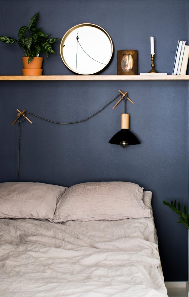 Makuuhuoneen seinät on maalattu tummansinisiksi.