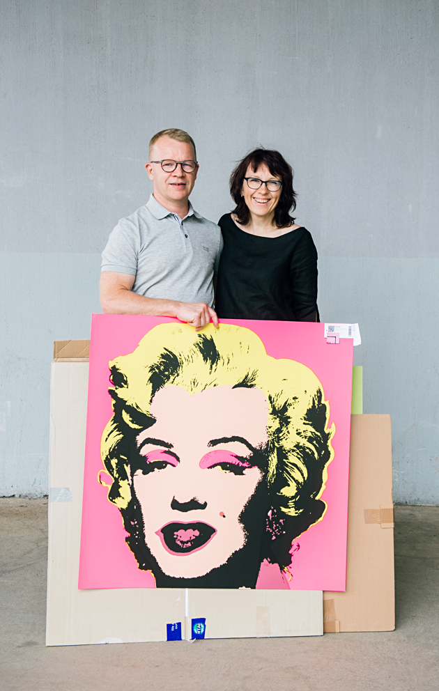 Marja ja Sakari Leppälä ostivat Marilyn Monroe -aiheisia serigrafioita.
