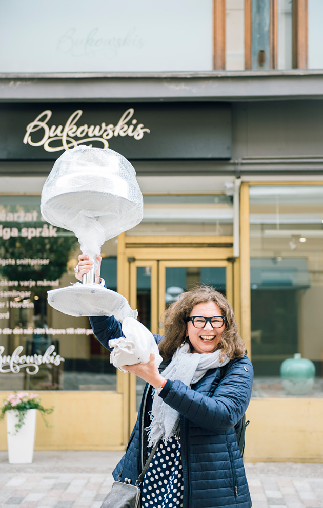 Toimittaja Riitta Lehtimäki osti nettihuutokaupasta Bumling-valaisimen muiden tarjoajien nenän edestä.