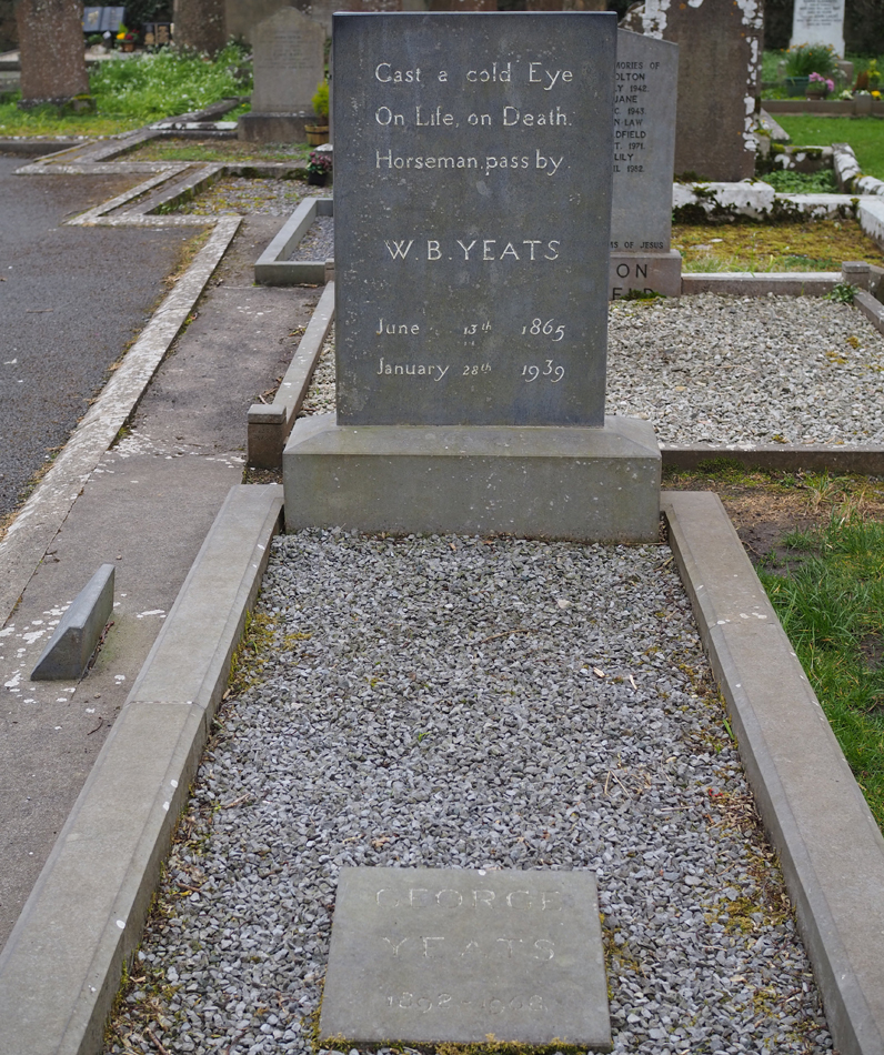 W. B. Yeats on haudattu Drumcliffen hautausmaalle. 