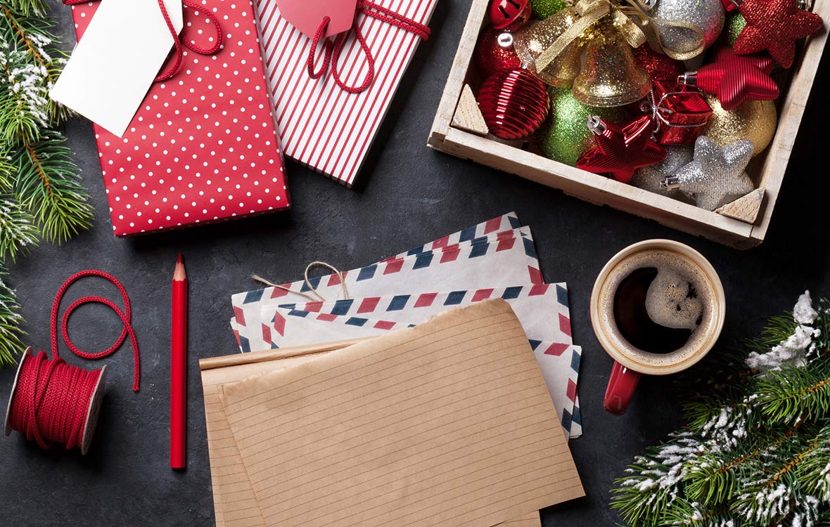 Milloin joululahjapaketit ja joulukortit pitää lähettää ulkomaille vuonna  2022? Näillä päivämäärillä lahjasi ehtii perille jouluksi! 