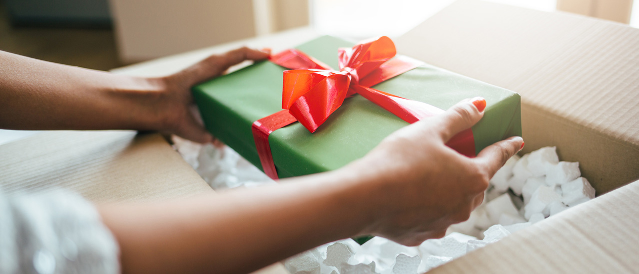 Milloin joululahjapaketit ja joulukortit pitää lähettää ulkomaille vuonna  2022? Näillä päivämäärillä lahjasi ehtii perille jouluksi! 