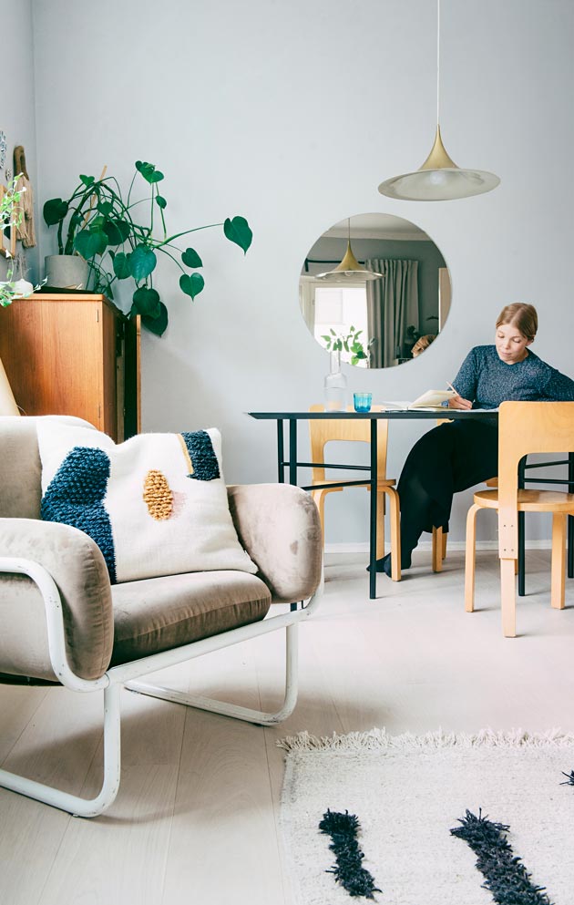 Olohuoneen nojatuoli on Yrjö Kukkapuron prototyyppi. Se on saatu anopilta.