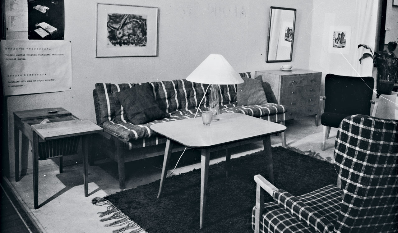 Vuodesohva esittelyssä 1940-lukulaisessa olohuoneessa.