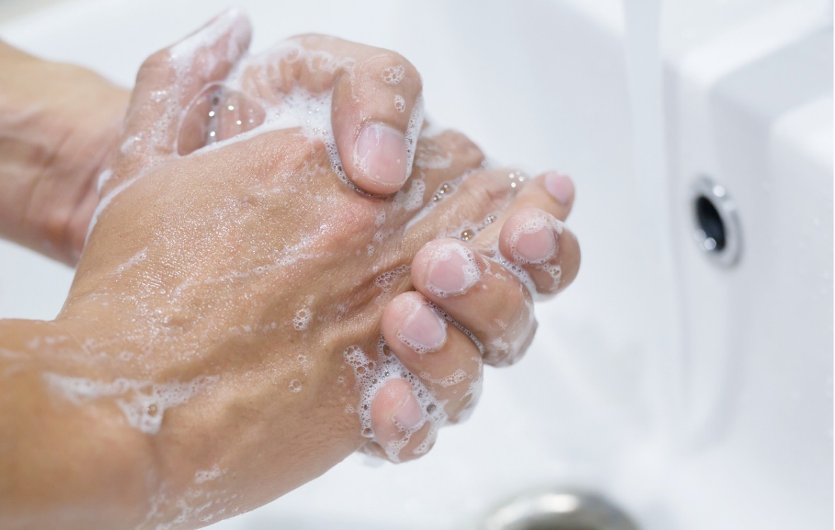 Pakko-oireinen häiriö ilmenee muun muassa liiallisena käsien pesuna.