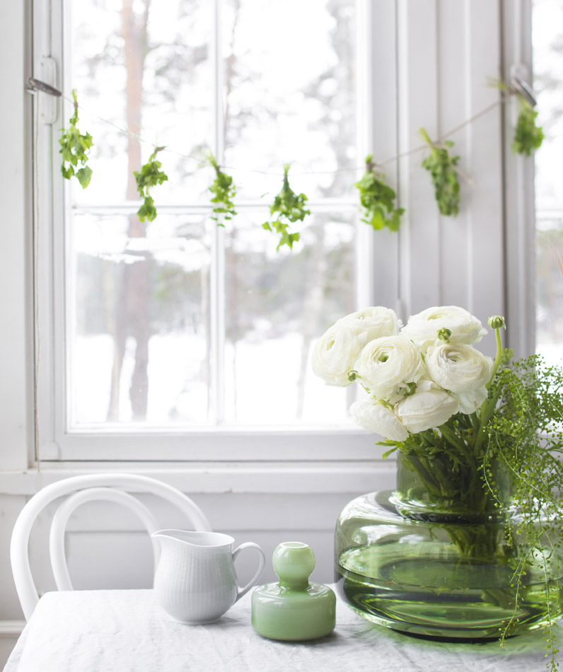 Roikkuva kukka-asetelman voi ripustaa ikkunan eteen ja sen voi tehdä kokonaan myös yrteistä!