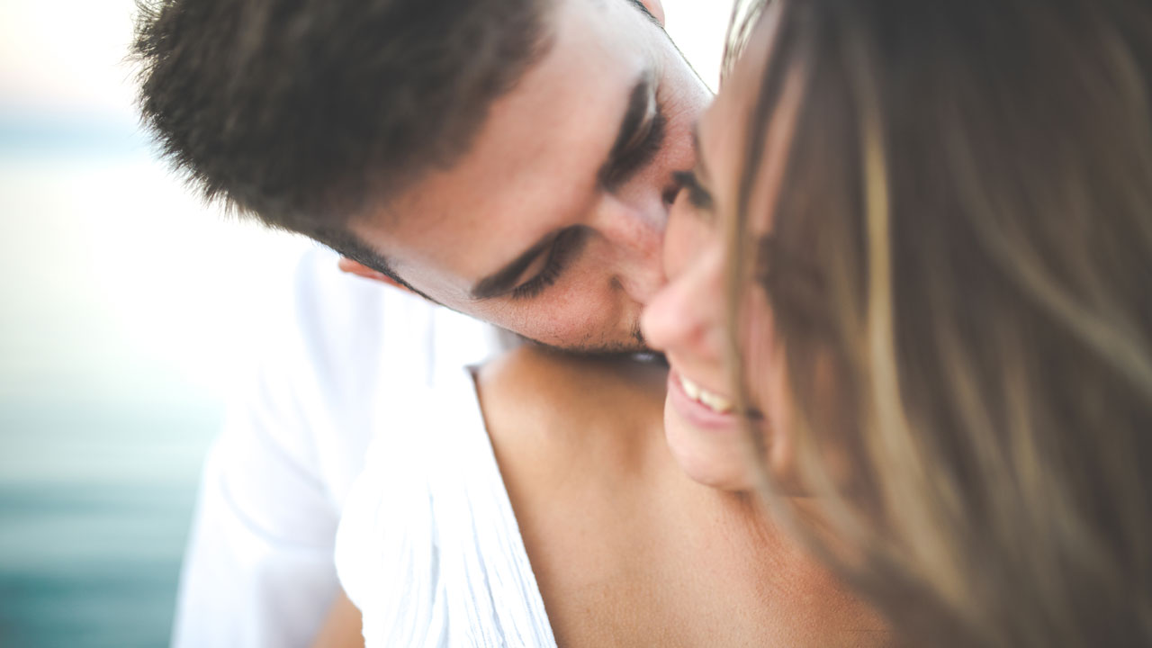 Oksitosiini eli rakkaushormoni lisääntyy kosketuksen myötä 
