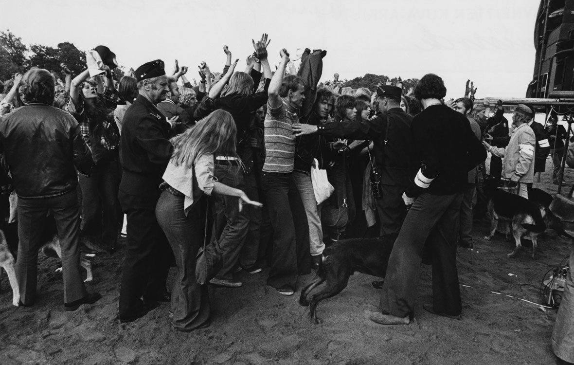 Ruisrockissa 1978 poliisit rauhoittelivat nuorisoa.