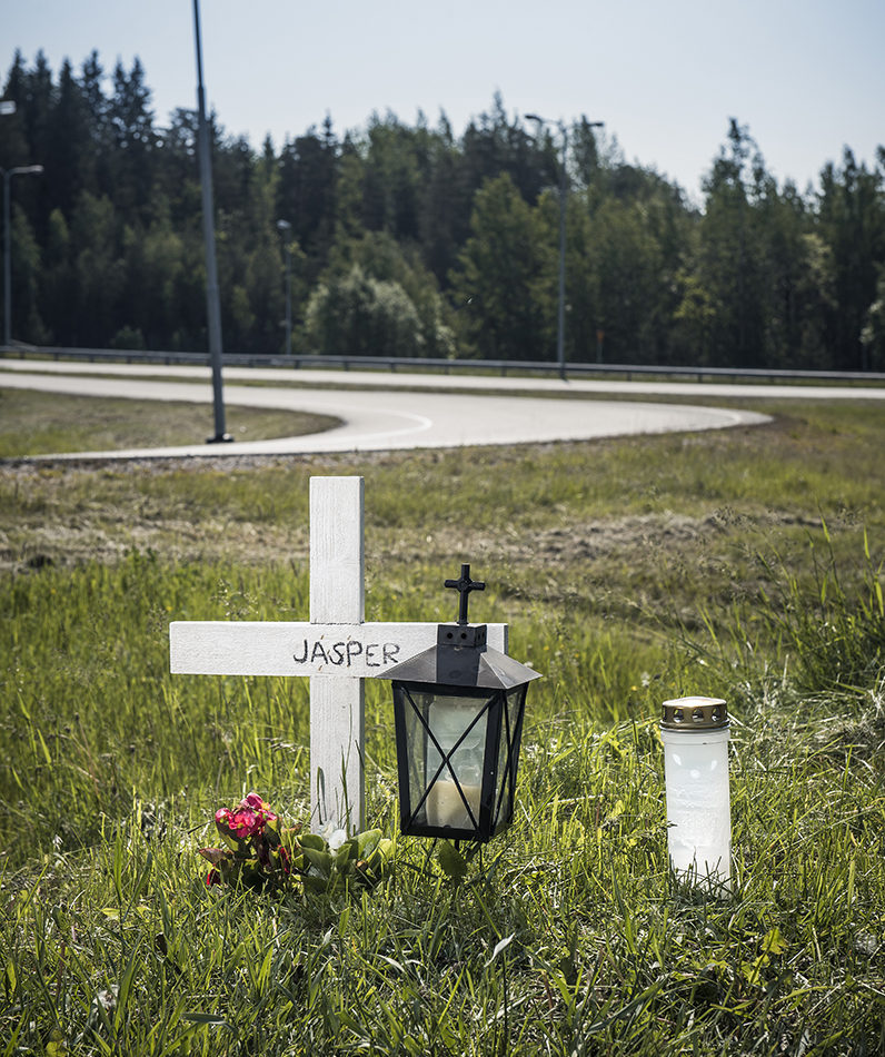 Anne Helin käy edelleen usein onnettomuuspaikalla, jossa hänen 16-vuotias Jasper-poikansa menehtyi.